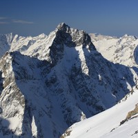 L'Aiguille du Plat de la Selle et le Col de Burlan, vus du Dôme de la Lauze