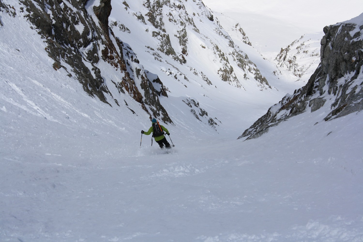 Bon ski dans le tiers supérieur du couloir N