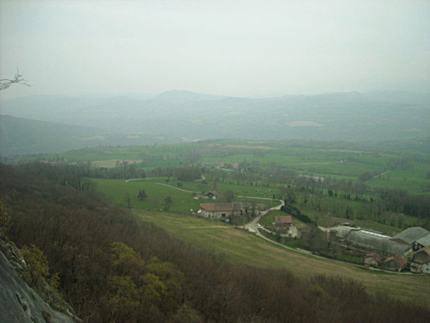 Vue depuis le relais du 5+ situé sur la droite de la dalle.