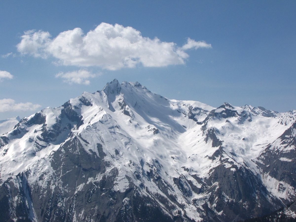 Vue sur Haut de Cry et l'itinéraire de descente du versant E