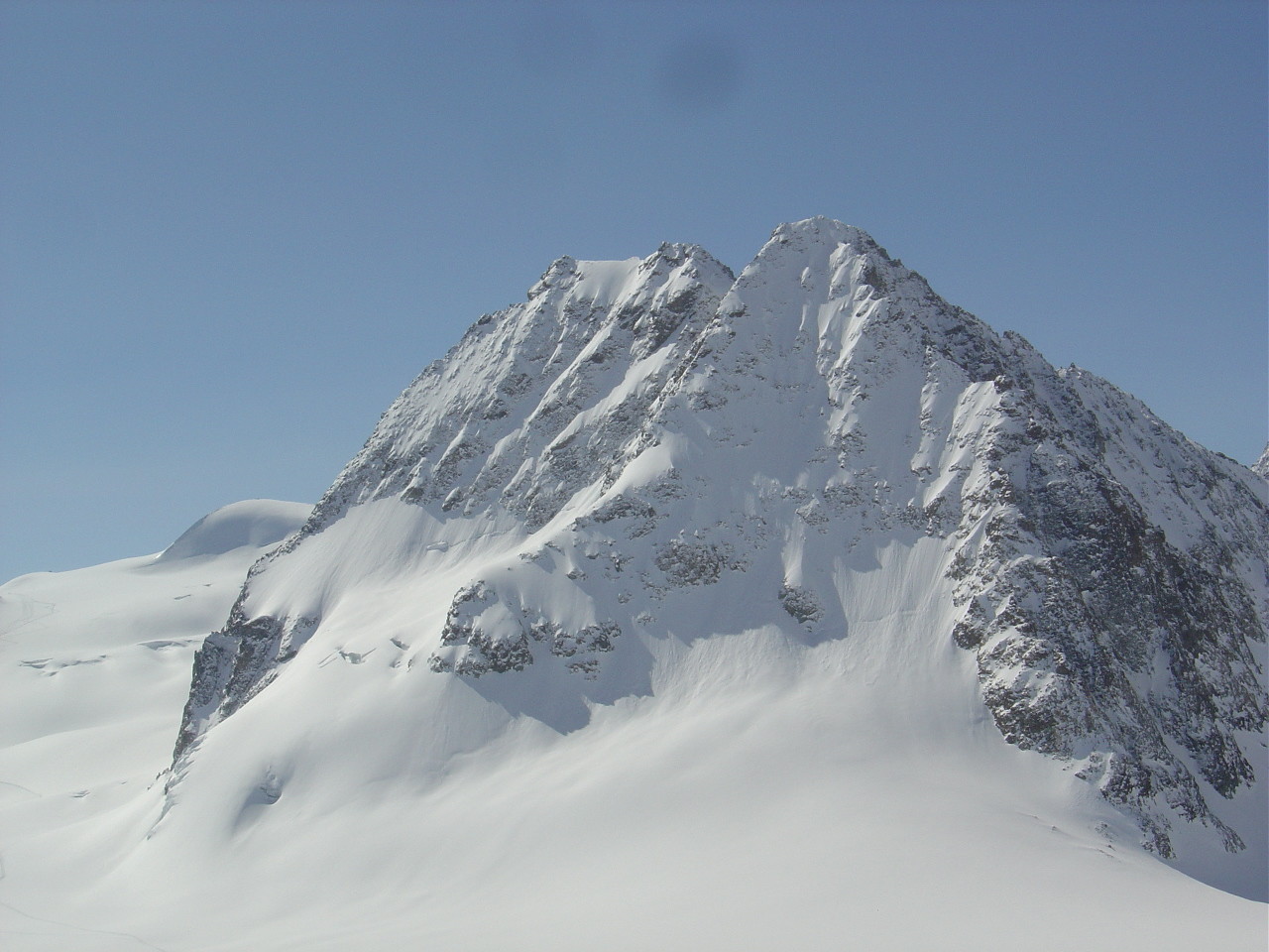 Face N du Petit Mont Collon. Sommet E à gauche, W à droite