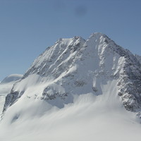Face N du Petit Mont Collon. Sommet E à gauche, W à droite