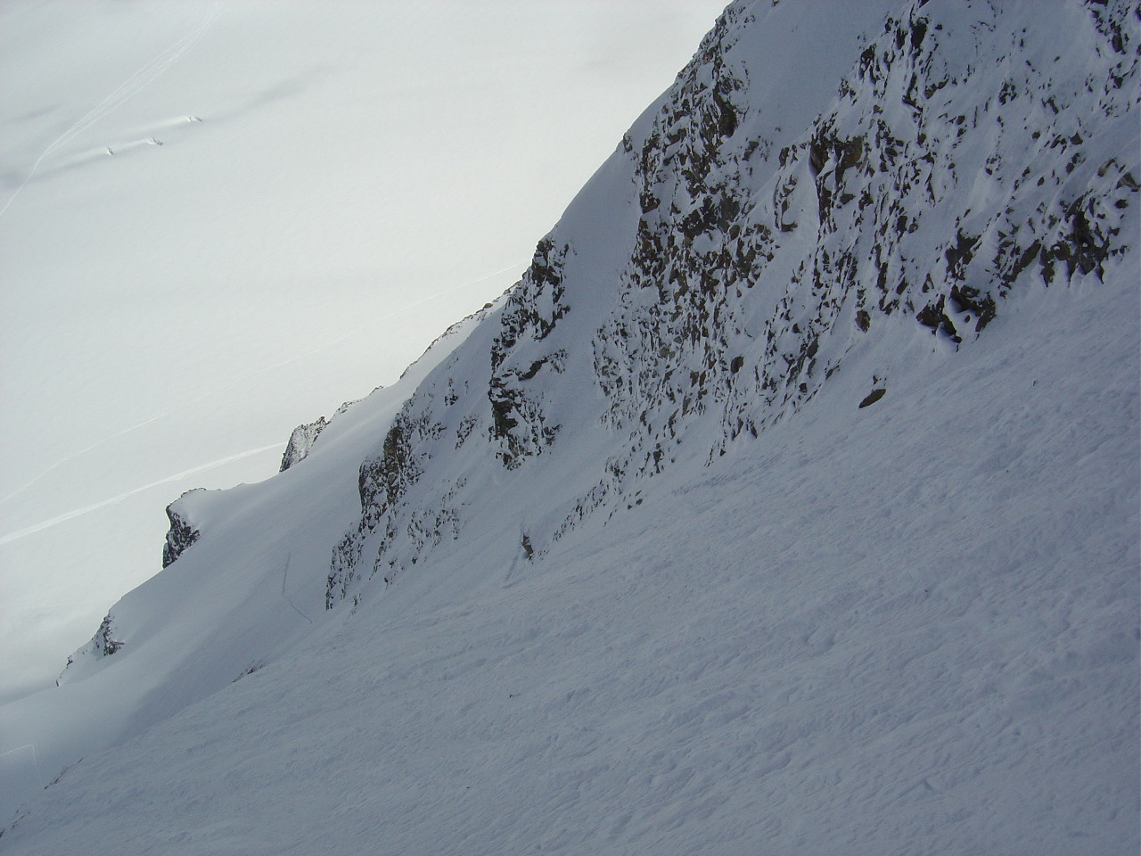 Descente de la pente sommitale.