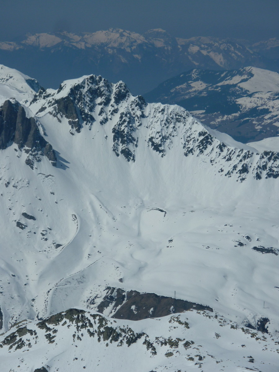 Le col de la Cicle semble encore bien corniché