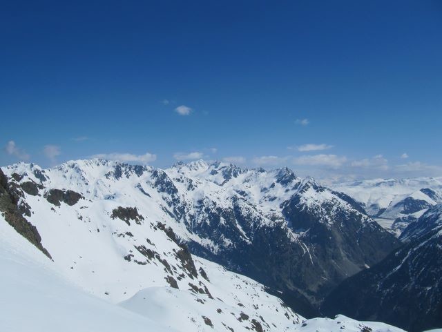 Suite des évènements : le Pic de la Belle Etoile, au fond à gauche, et le col du Mouchillon, au fond du fond derrière le Rocher Blanc...