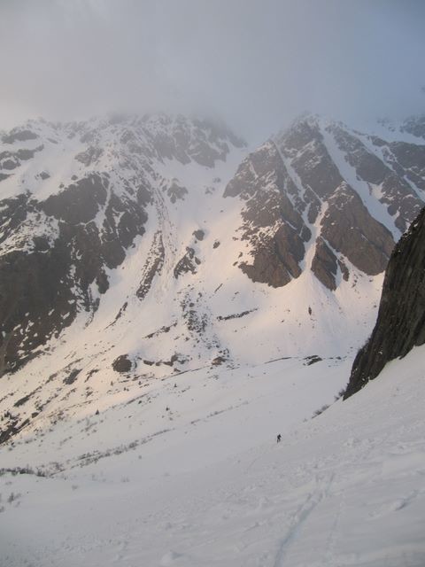 Descente du col de Mouchillon au coucher de soleil et sous la neige
