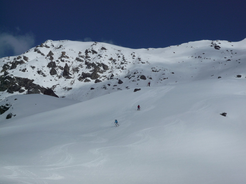In discesa su neve liscia con la cima sullo sfondo