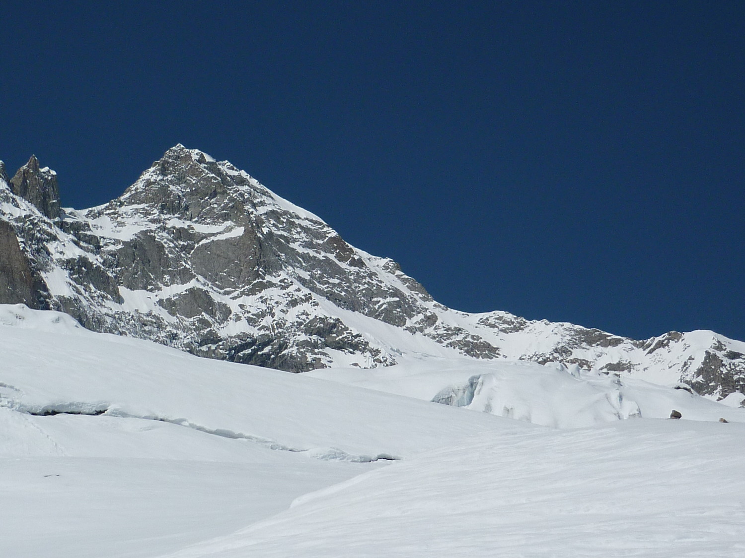 Mt Dolent et son arête NE vu depuis la voie d'accès au bivouac