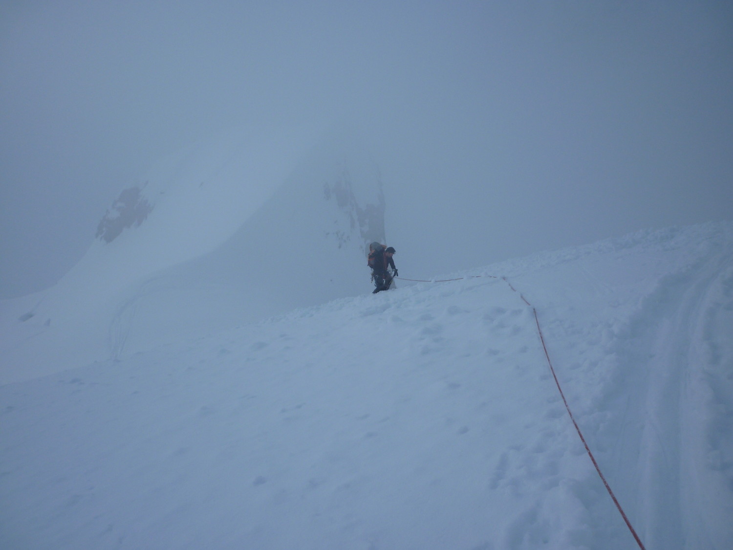 Sur le glacier du Dolent au lever du jour