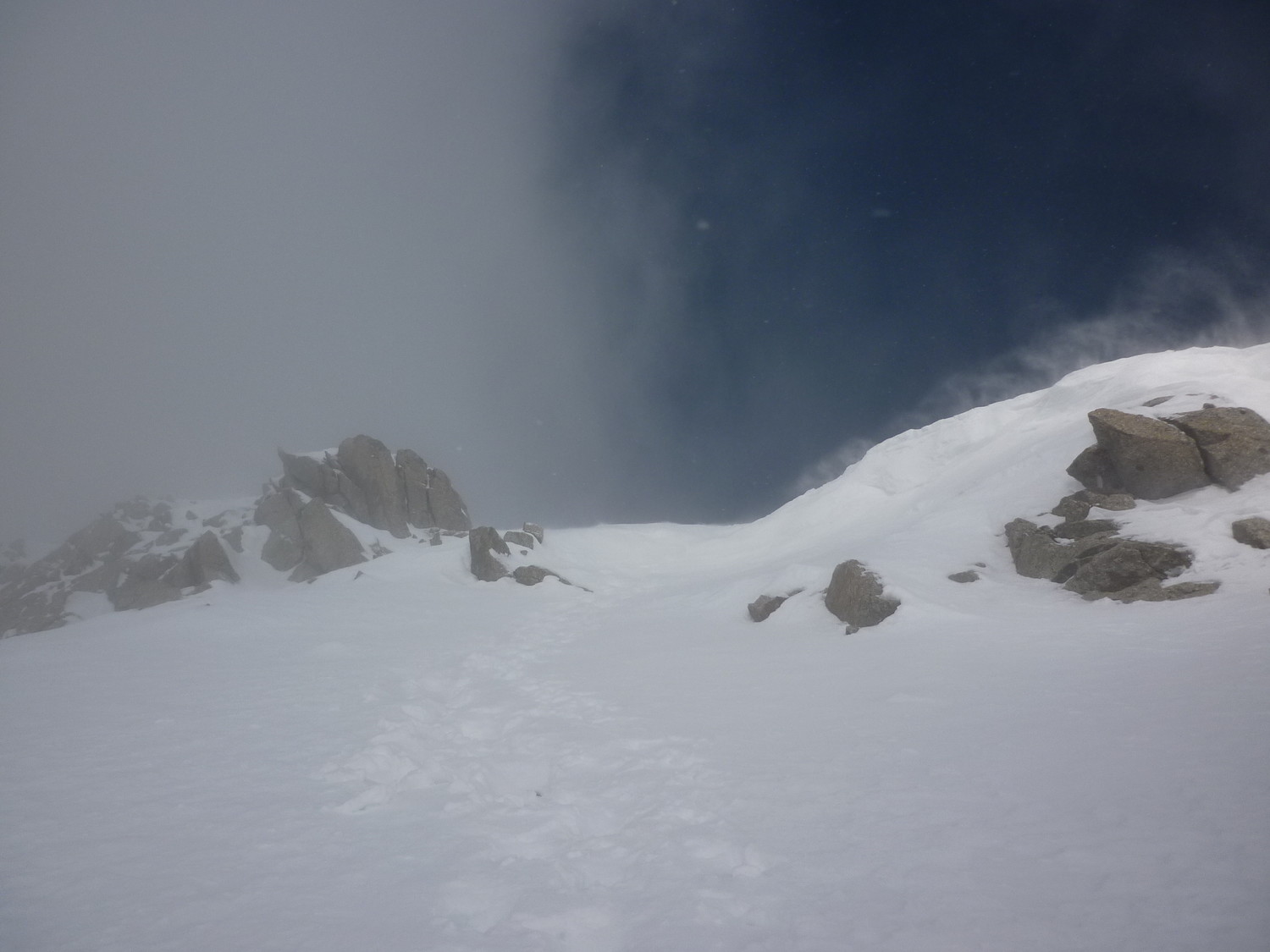 Dans la pente d'accès à l'arête E