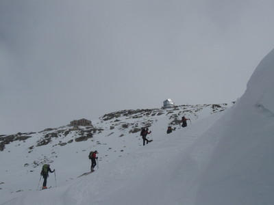 Salita alla Monterosahutte, si vedono la vecchia e la nuova Salita alla Monterosahutte, si vedono la vecchia e la nuova