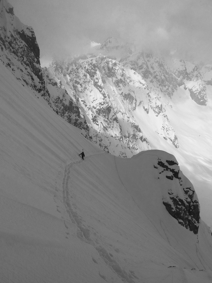 Une piétonne prise en flagrant délit sur une trace de ski :-)