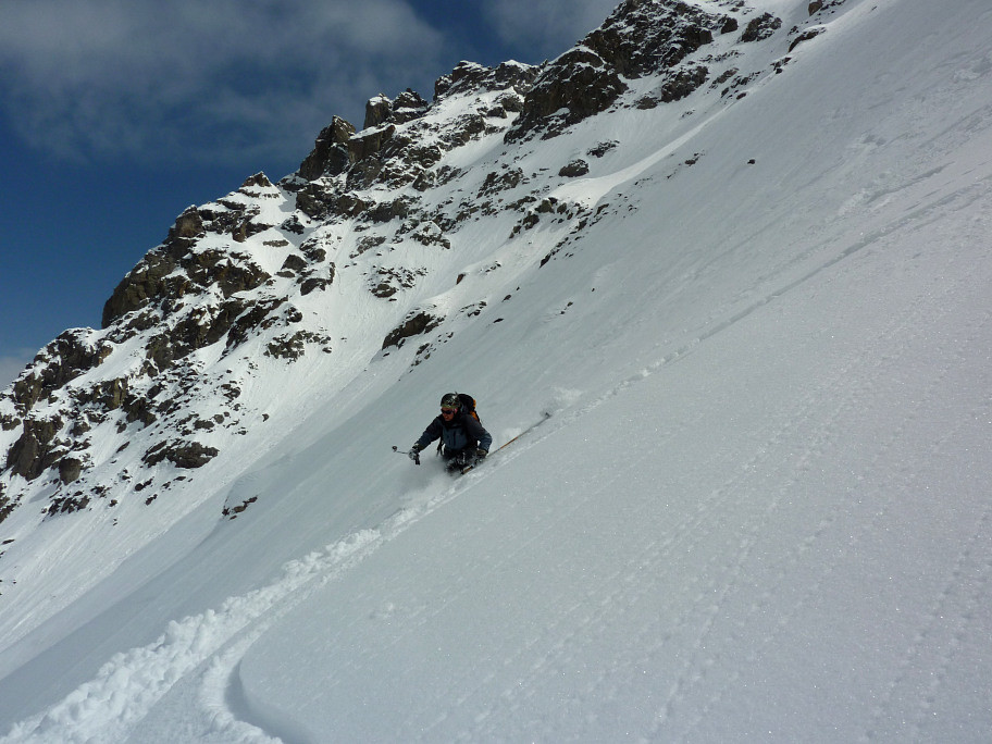 Bonne neige profonde par endroit
