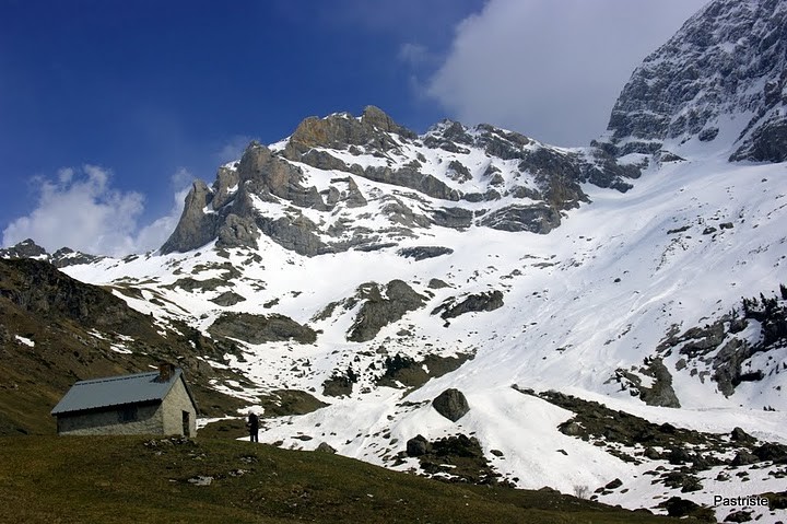 Cabane et face N du Pailla