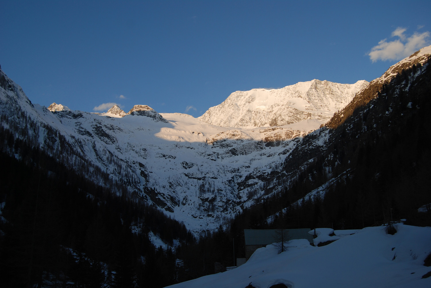 Primo sole sulla testata della Leggintal.
