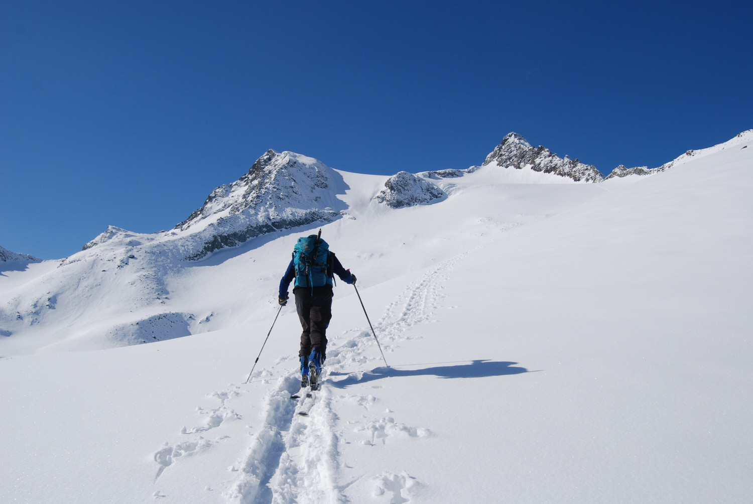 Il Tossenhorn 3225 m a sx e il roccioso Tällihorn 3448 m da circa 2400 m.