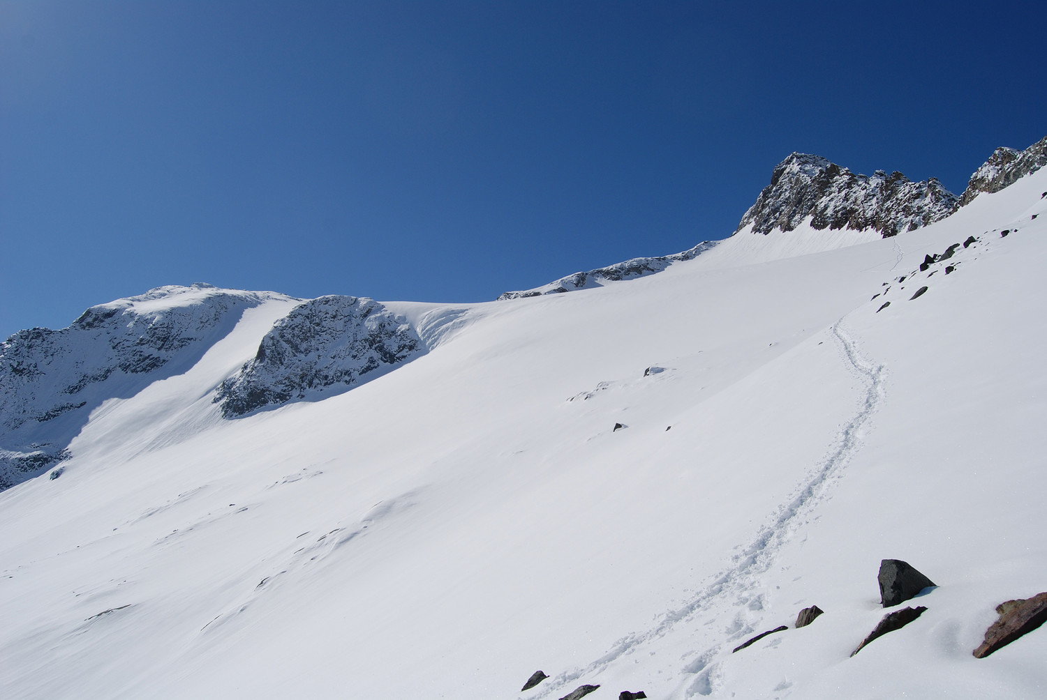 Poco prima di raggiungere il Tällingletscher, a sx il Tossenhorn 3225 m.