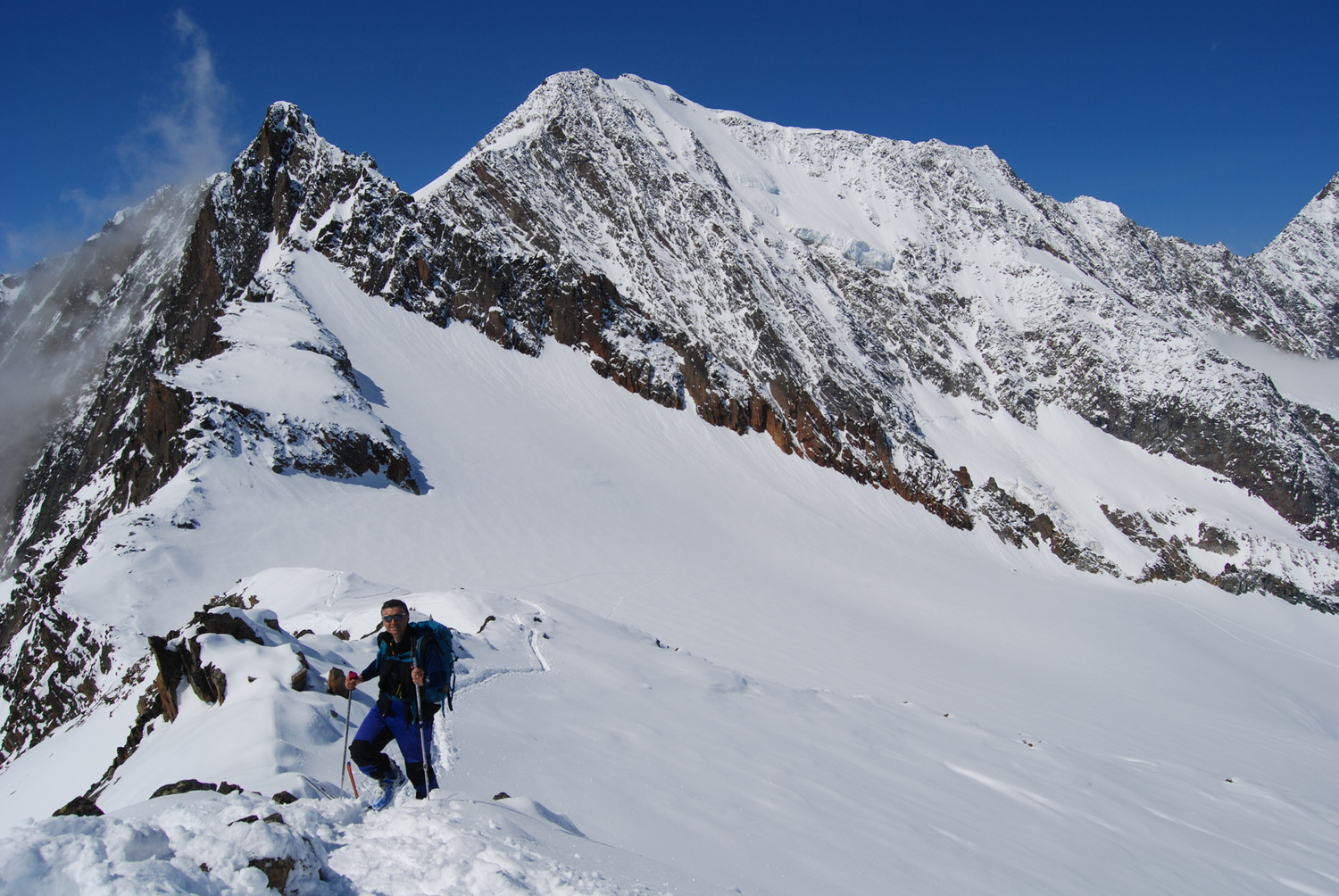 Roberto arriva in cima al Tossenhorn, alle spalle l'imponente Weissmies 4017 m.