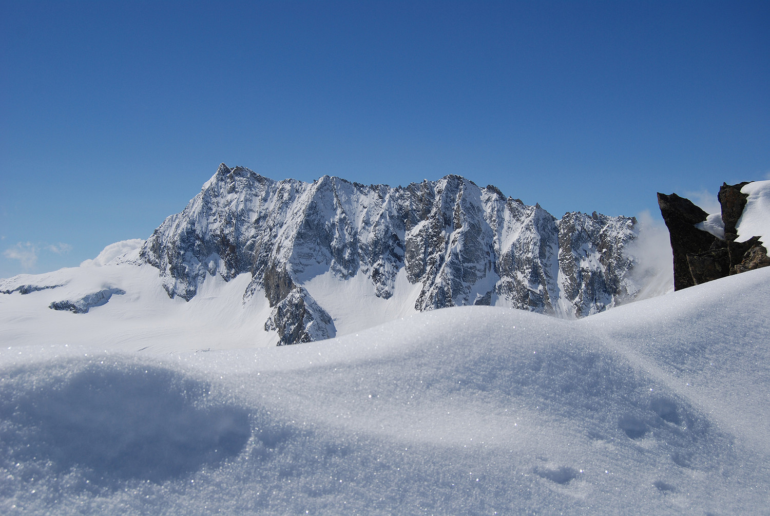 Il Pizzo d'Andolla 3653 m visto dalla cima del Tossenhorn 3225 m.