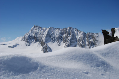 Il Pizzo d'Andolla 3653 m visto dalla cima del Tossenhorn 3225 m.