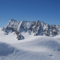 Il Pizzo d'Andolla 3653 m visto dalla cima del Tossenhorn 3225 m.