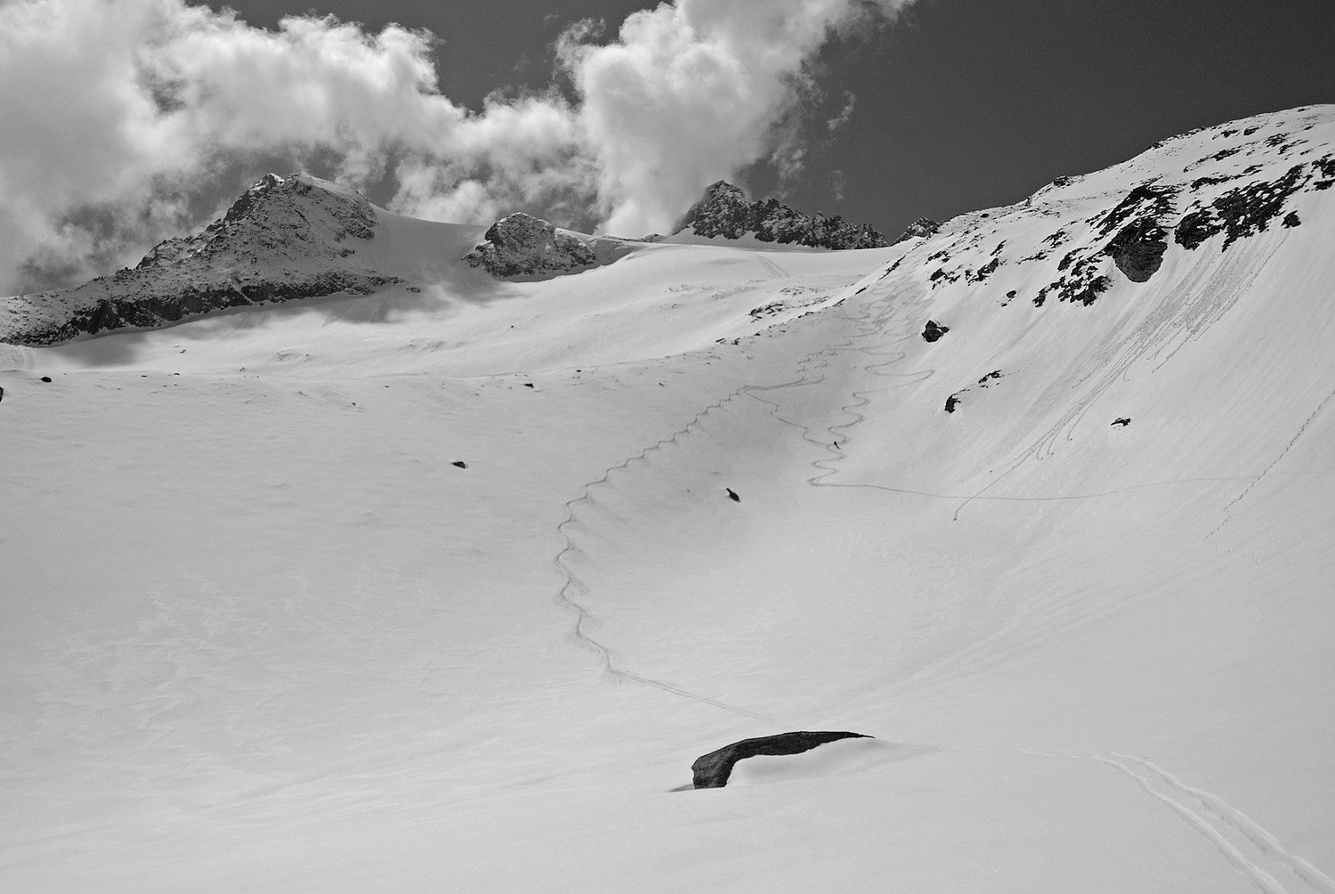 Tracce di discesa dal Tossenhorn a circa 2500 m.