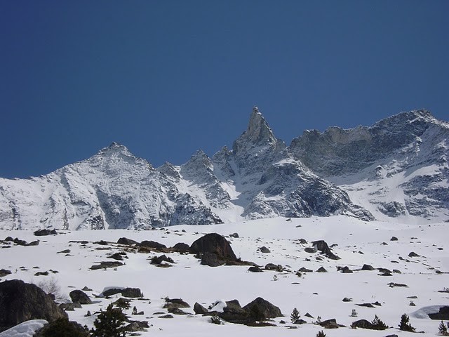 Aiguille de Tsa et les cailloux auxquels faut faire attention