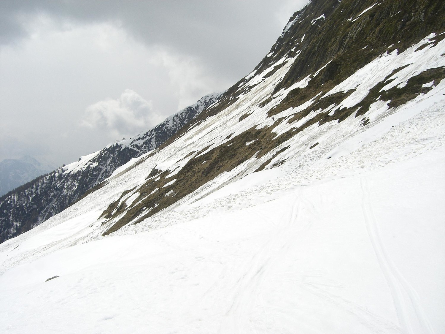 itinéraire d'accès au glacier depuis belalp (en petit au fond...)
