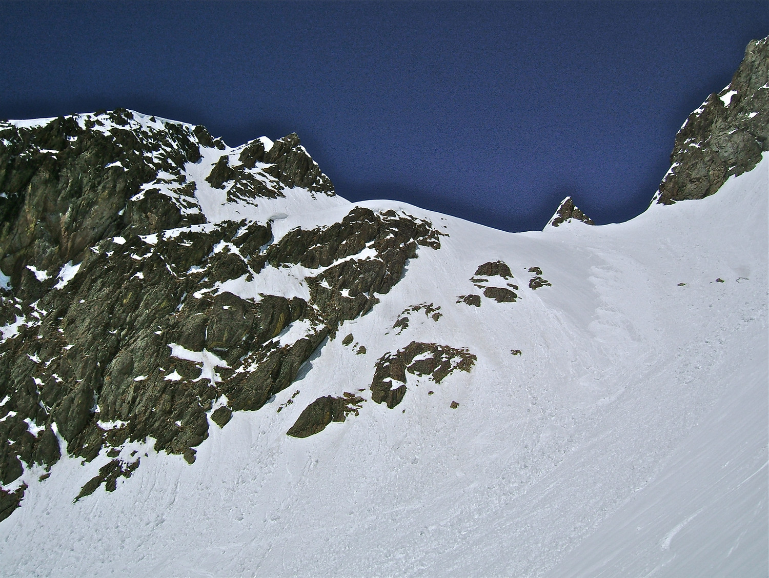 La descente en jonglant parmi les coulées.