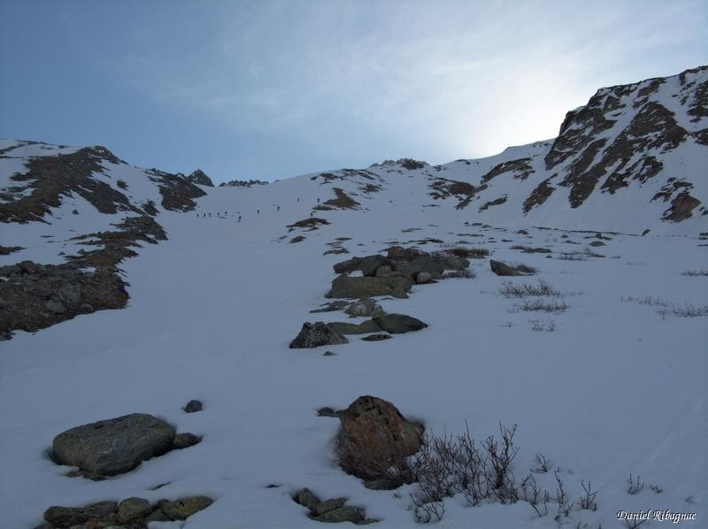 Montée dans un couloir sous le glacier de Proz