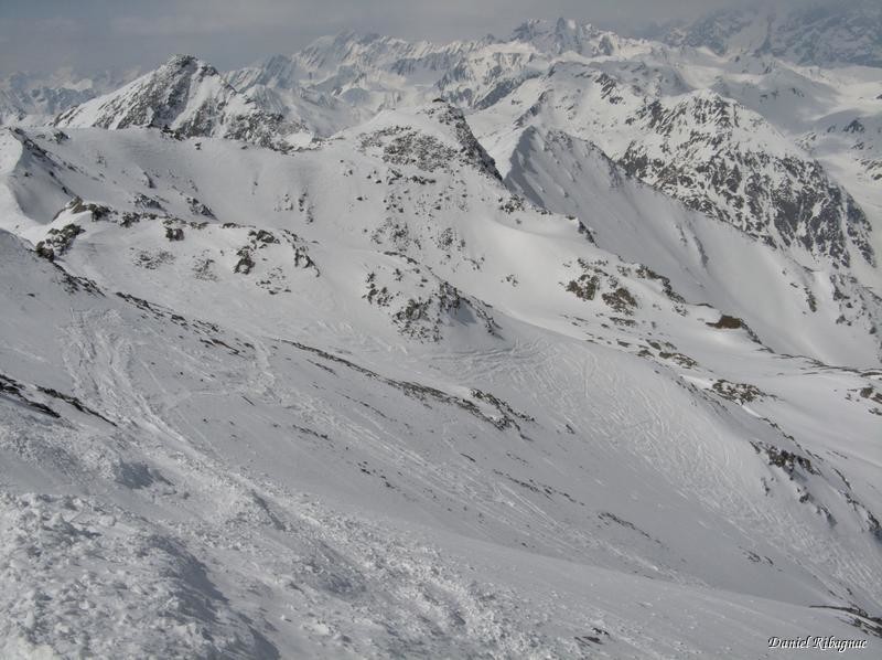 Descente par le flanc O, les cailloux sont là !