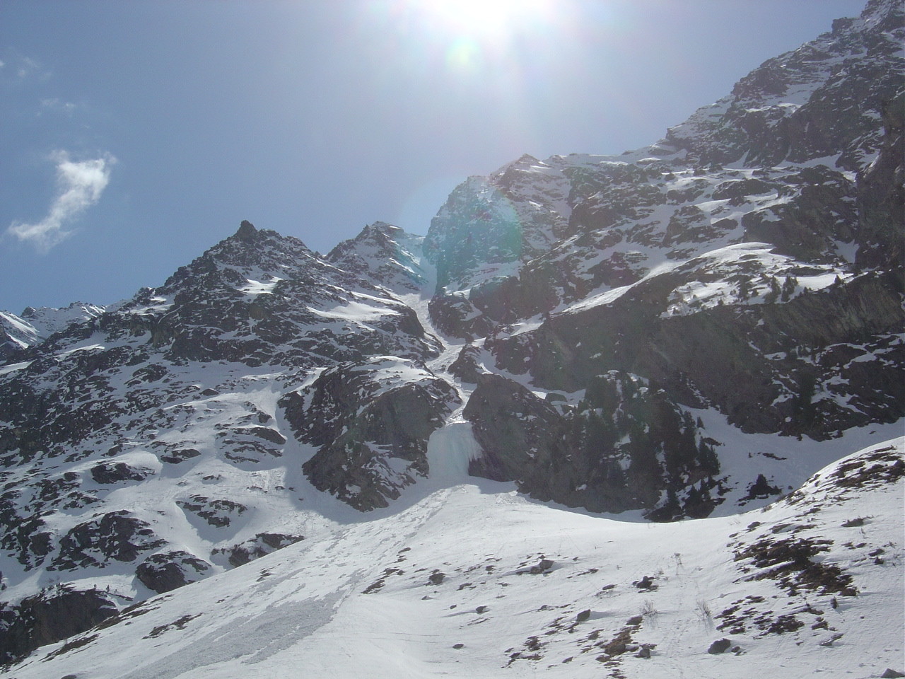 Le Grand Couloir NE de la Serre de Vuibé vu des pistes de fond du val d'Arolla.