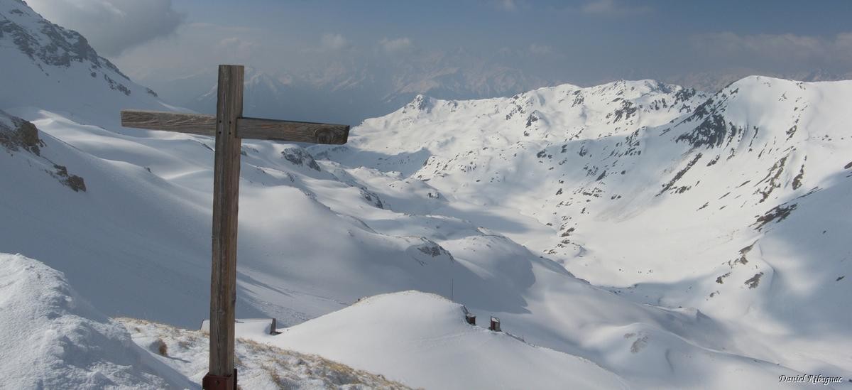 Depuis Fenestral vue sur la cabane et le lac de Fully
