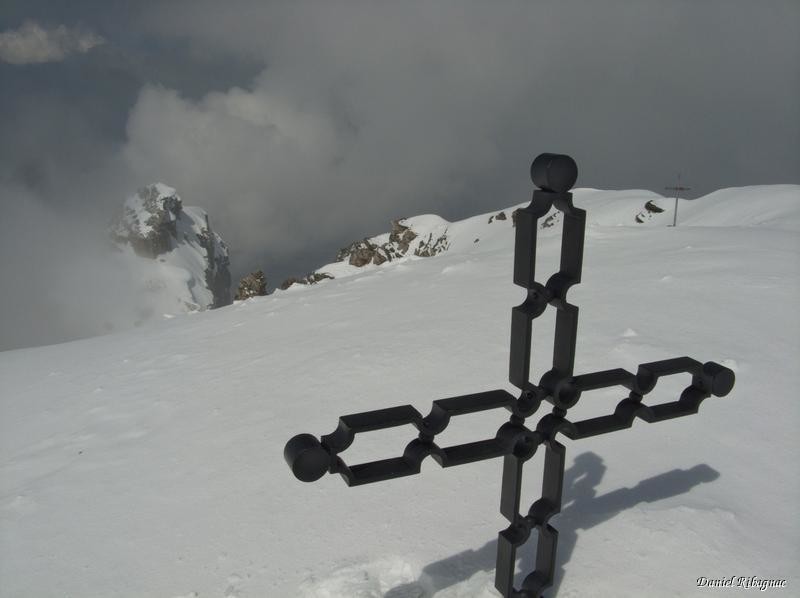 La météo s'améliore et le sommet est atteint. Les deux croix du sommet de la Grand Dent et la Petite Dent en contrebas
