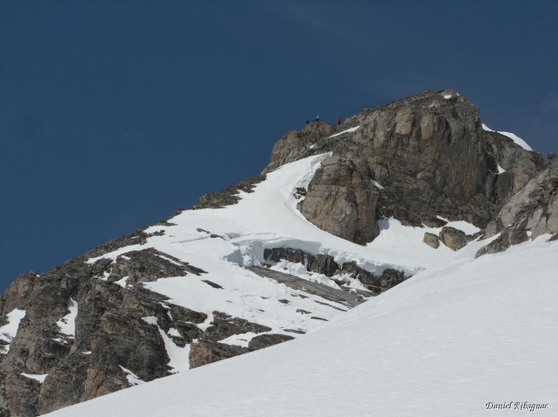 Tita Sèri et des skieurs qui l'a font à pieds