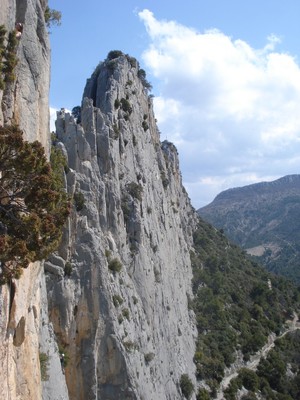 Depuis R4, le profil du Rocher Saint-Julien Depuis R4, le profil du Rocher Saint-Julien