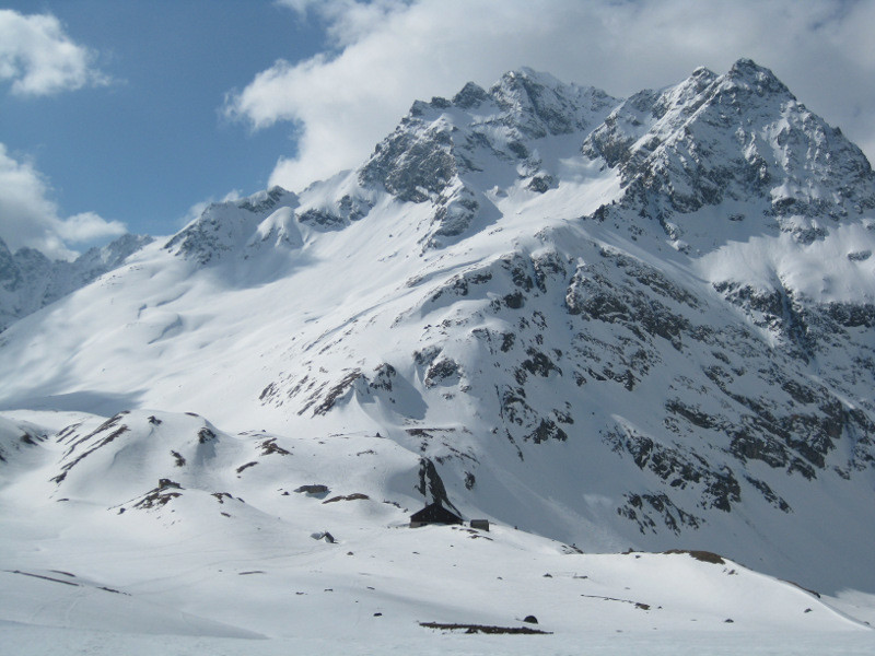 pentes attrayantes du Pic de Chamoissière en arrivant sur le refuge