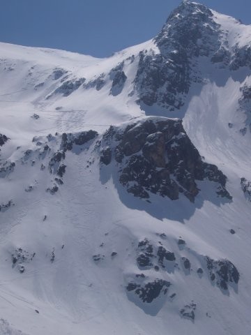 Vue du couloir dans la barre rocheuse du bas de la face nord de la Pointe des Cerces