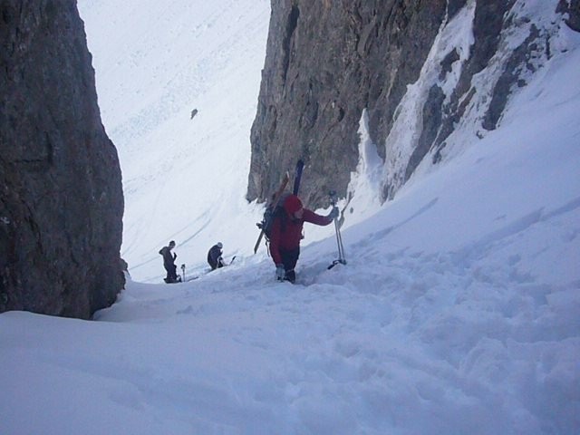 Montée à pieds dans le couloir dans la barre rocheuse du bas de la face nord de la Pointe des Cerces