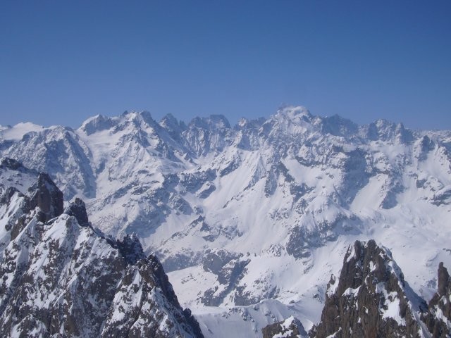 Vue du sommet de la Pointe des Cerces: le Massif des Écrins