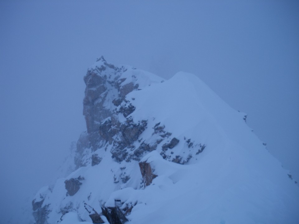 Sommet des Courtes à 8 h 00 du soir dans le brouillard