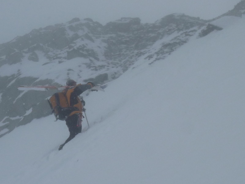 Les derniers mètres sous le col avec de la neige jusqu'au ventre