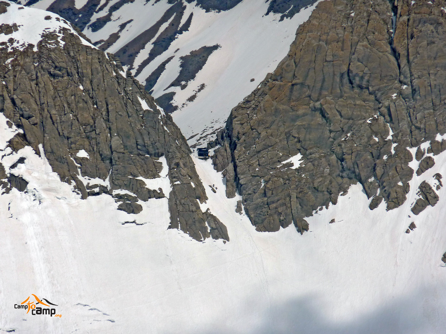 Brèche et Refuge de Tuquerouye - Versant Nord, vu du col du Marboré