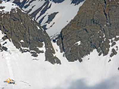 Brèche et Refuge de Tuquerouye - Versant Nord, vu du col du Marboré Brèche et Refuge de Tuquerouye - Versant Nord, vu du col du Marboré