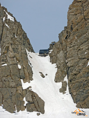Brèche et Refuge de Tuquerouye - Versant Nord, vu du bassin glacière du Mont Perdu Brèche et Refuge de Tuquerouye - Versant Nord, vu du bassin glacière du Mont Perdu