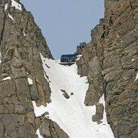 Brèche et Refuge de Tuquerouye - Versant Nord, vu du bassin glacière du Mont Perdu