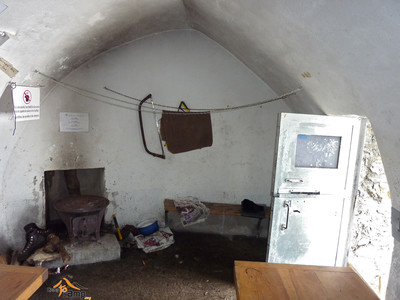 Refuge de Tuquerouye - Pièce commune avec le poèle Refuge de Tuquerouye - Pièce commune avec le poèle