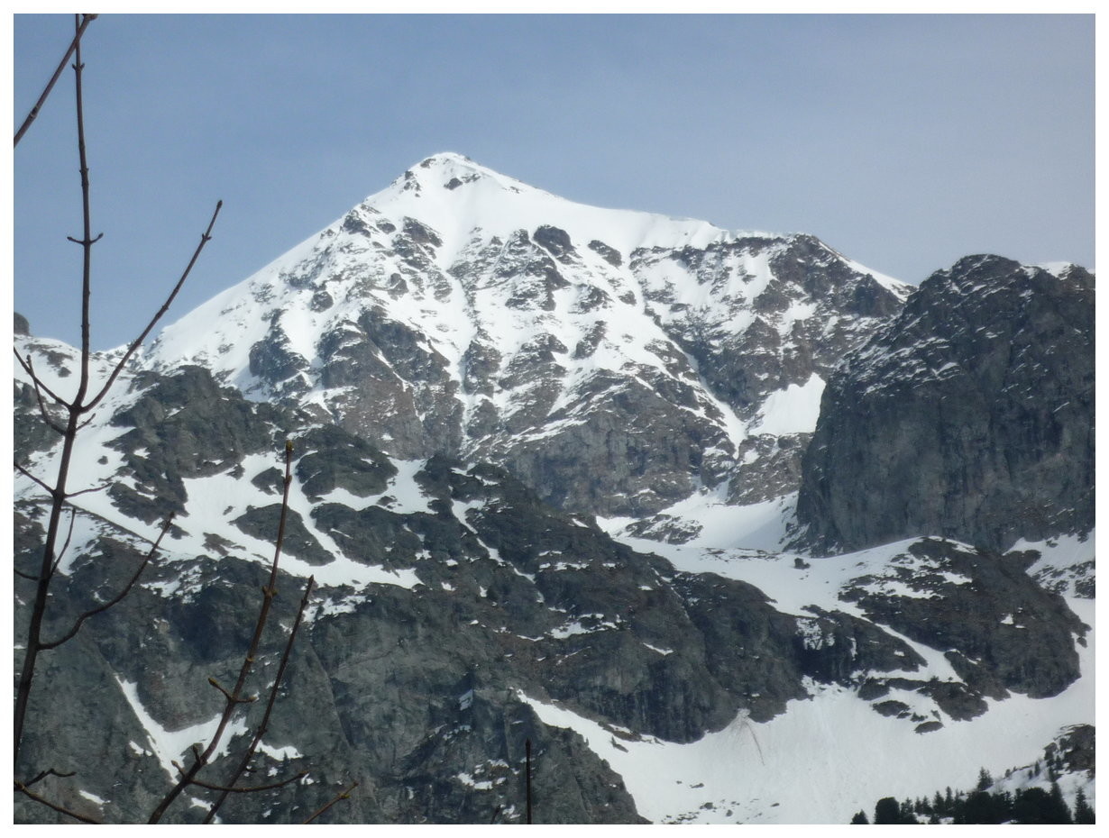 La diagonale : le couloir de droite, qui arrive au milieu de l'arête neigeuse.