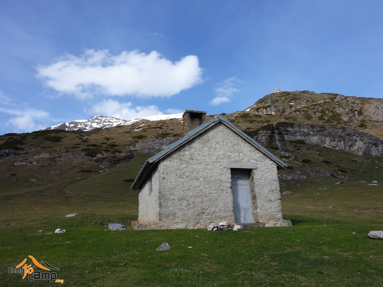 Cabane de Pailla dominée par le refuge des Espuguettes