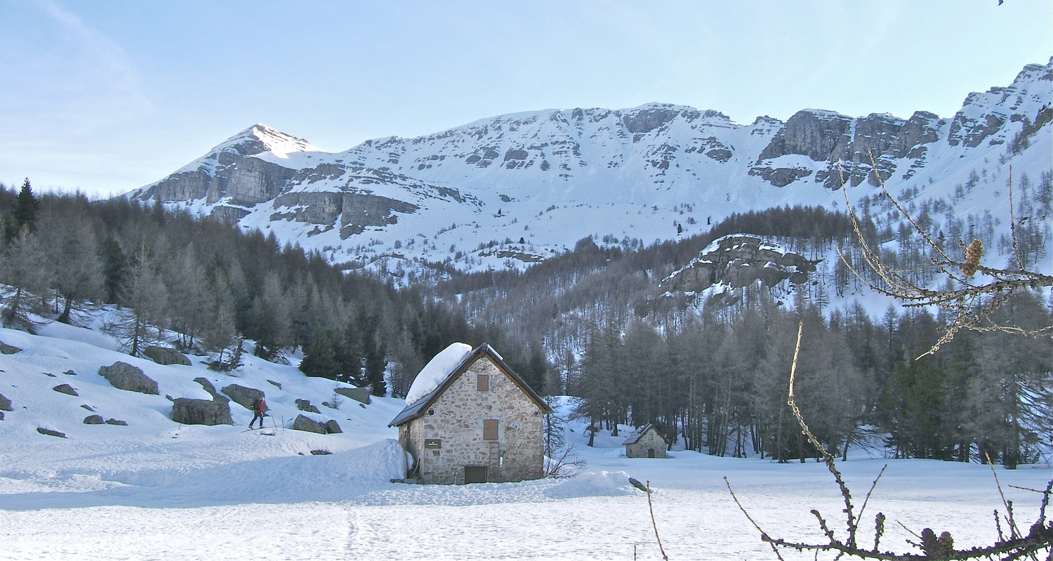 Les Cabanes de Sanguinière dominé par notre itinéraire, le col à gauche et le sommet à droite.